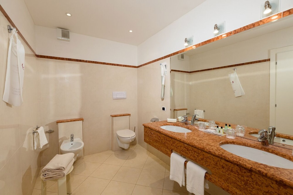 Hotel Continental Wellness & Spa — Hotel rooms in Sirmione, Lombardy