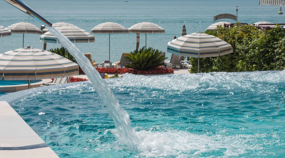 Hotel Continental Wellness & Spa — Swimming pool in Sirmione, Lombardy
