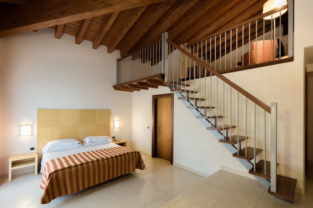 Hotel Continental Wellness & Spa — Hotel rooms in Sirmione, Lombardy