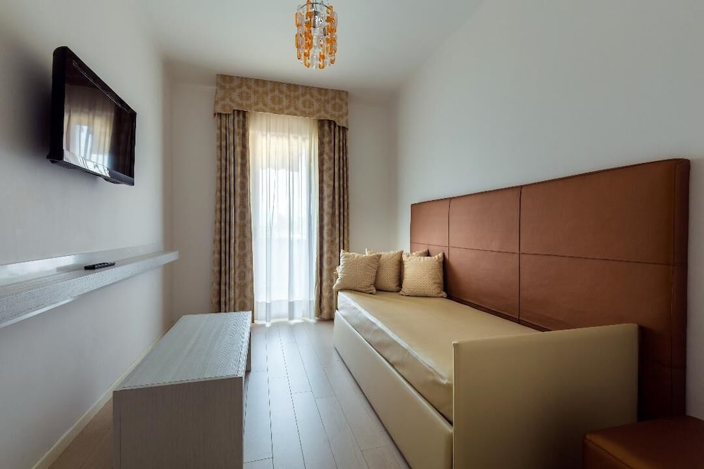 Hotel Continental Wellness & Spa — Hotel rooms in Sirmione, Lombardy