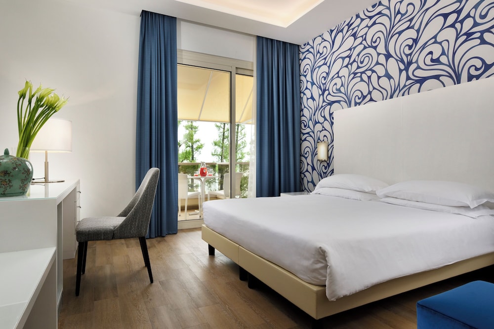 Hotel Continental Wellness & Spa — Hotel rooms in Sirmione, Lombardy