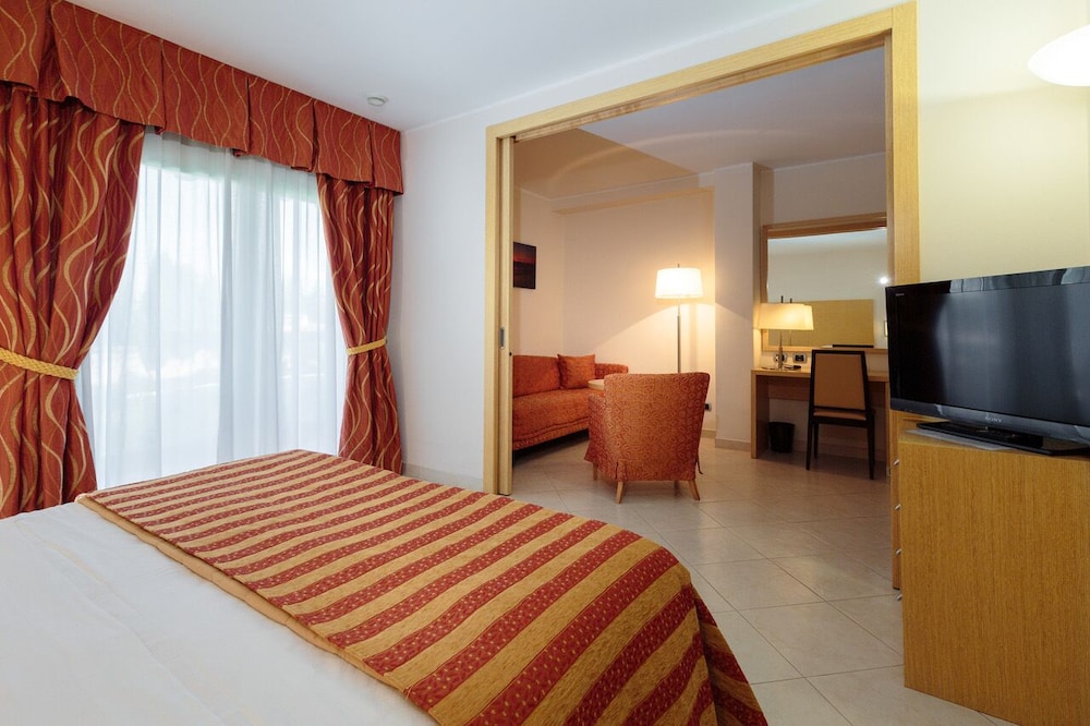 Hotel Continental Wellness & Spa — Hotel rooms in Sirmione, Lombardy
