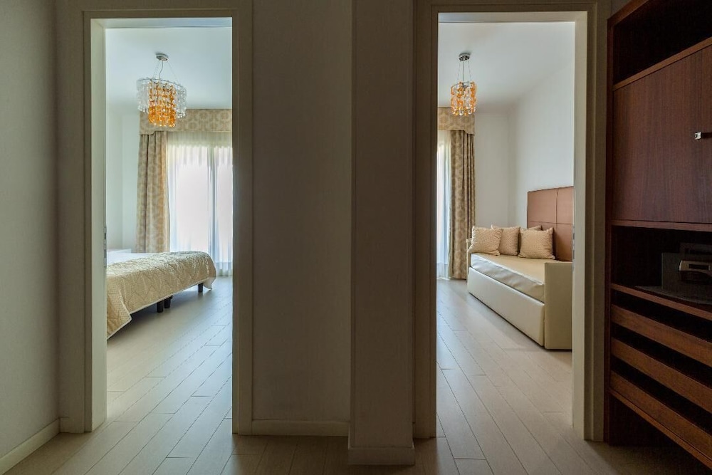 Hotel Continental Wellness & Spa — Hotel rooms in Sirmione, Lombardy