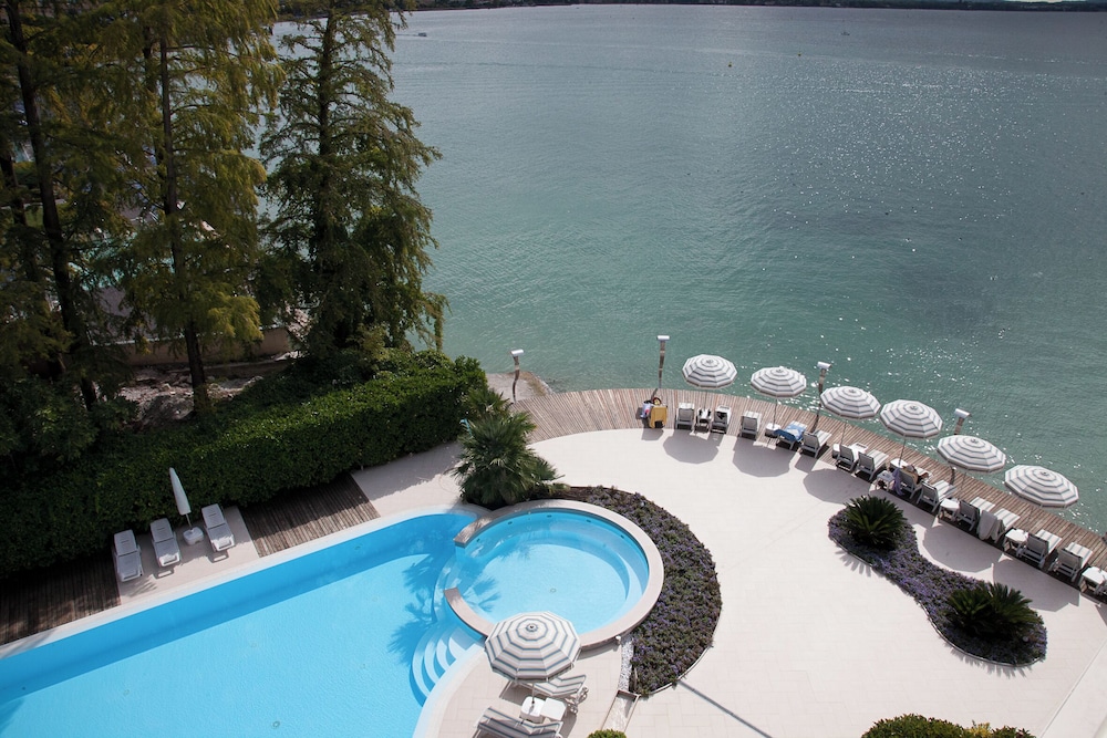 Hotel Continental Wellness & Spa — Swimming pool in Sirmione, Lombardy