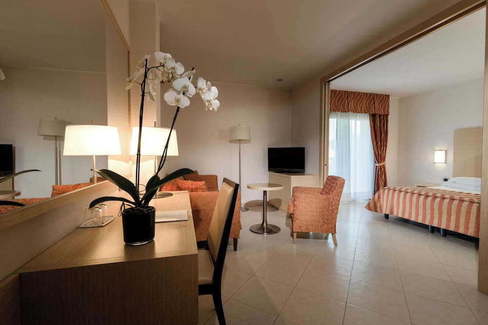 Hotel Continental Wellness & Spa — Hotel rooms in Sirmione, Lombardy