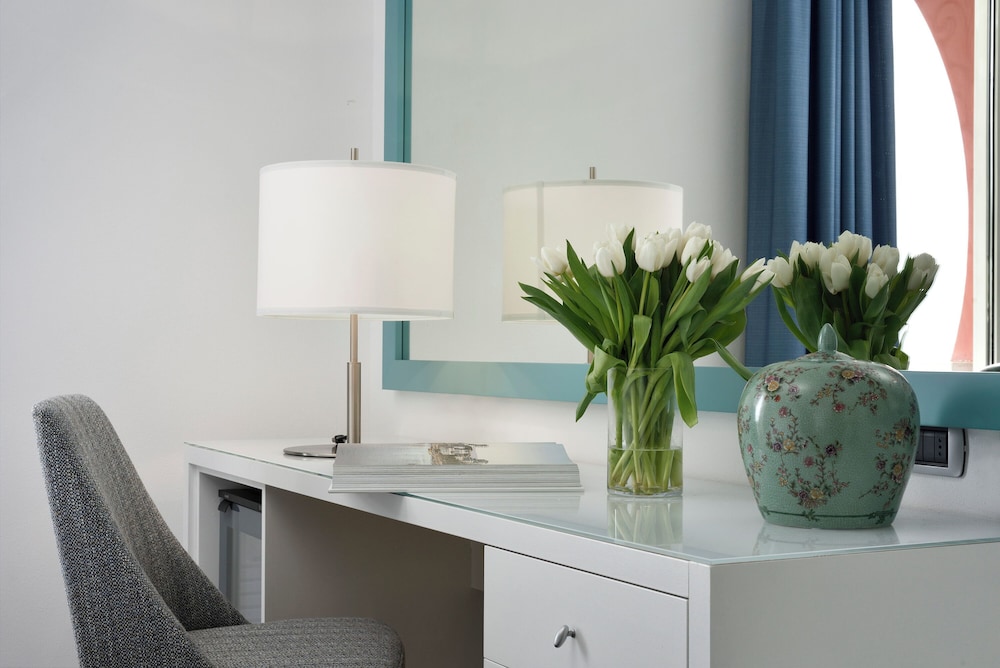 Hotel Continental Wellness & Spa — Hotel rooms in Sirmione, Lombardy