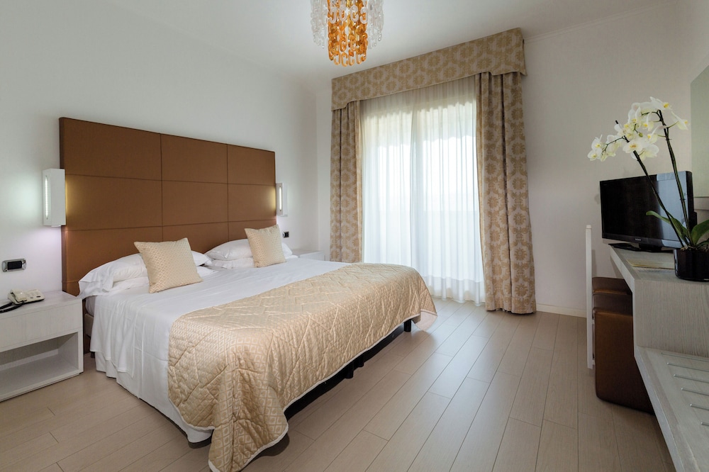 Hotel Continental Wellness & Spa — Hotel rooms in Sirmione, Lombardy