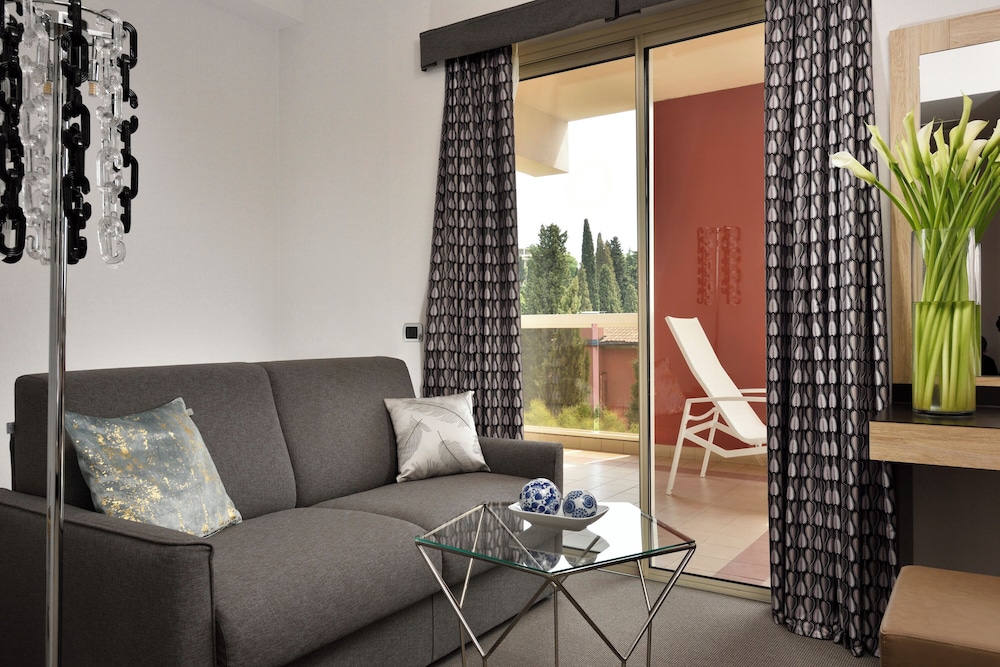 Hotel Continental Wellness & Spa — Hotel rooms in Sirmione, Lombardy