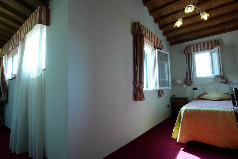 Hotel Di Stefano — Hotel rooms in Pisa, Tuscany