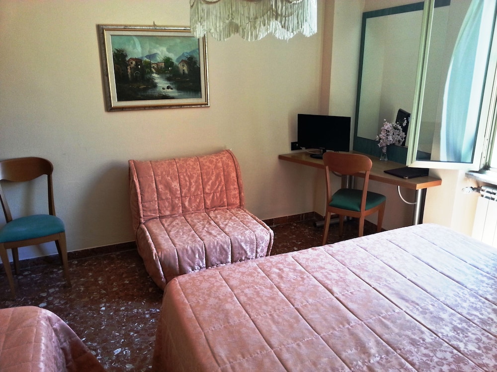 Hotel Di Stefano — Hotel rooms in Pisa, Tuscany
