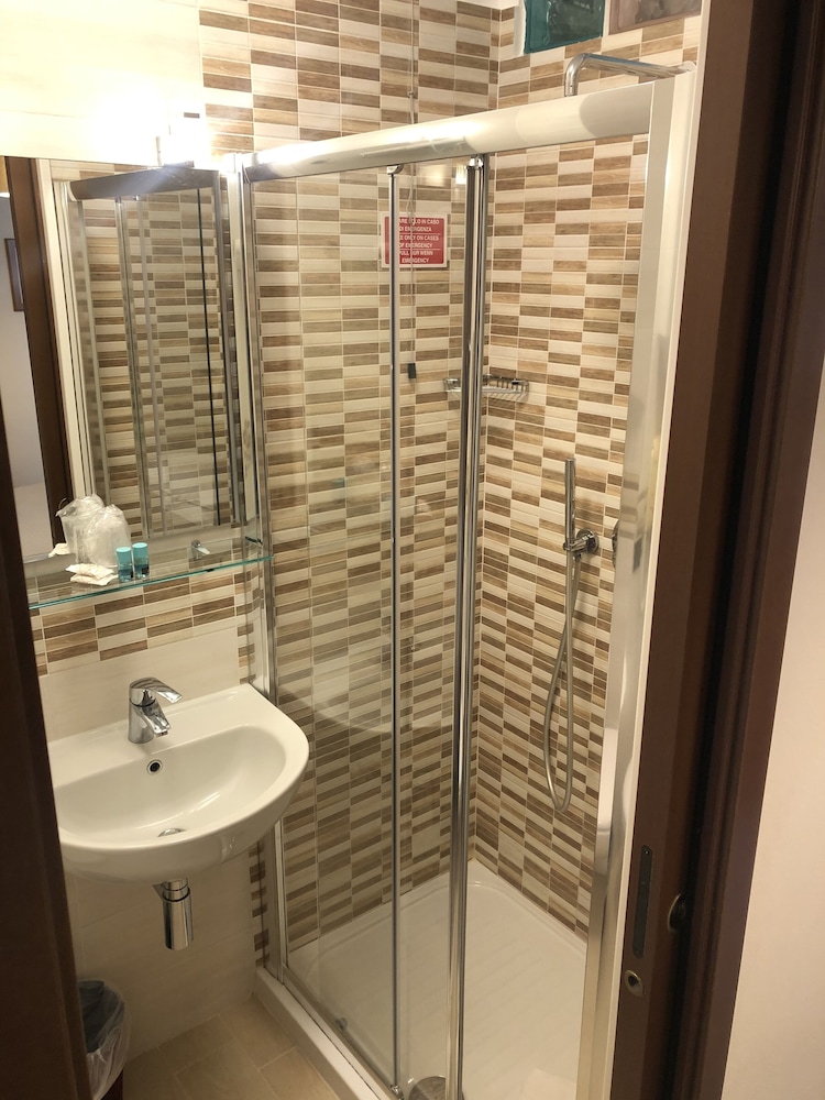 Hotel Di Stefano — Hotel rooms in Pisa, Tuscany