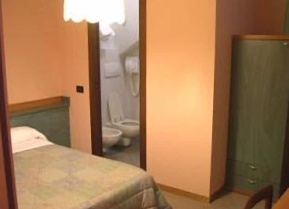 Hotel Di Stefano — Hotel rooms in Pisa, Tuscany