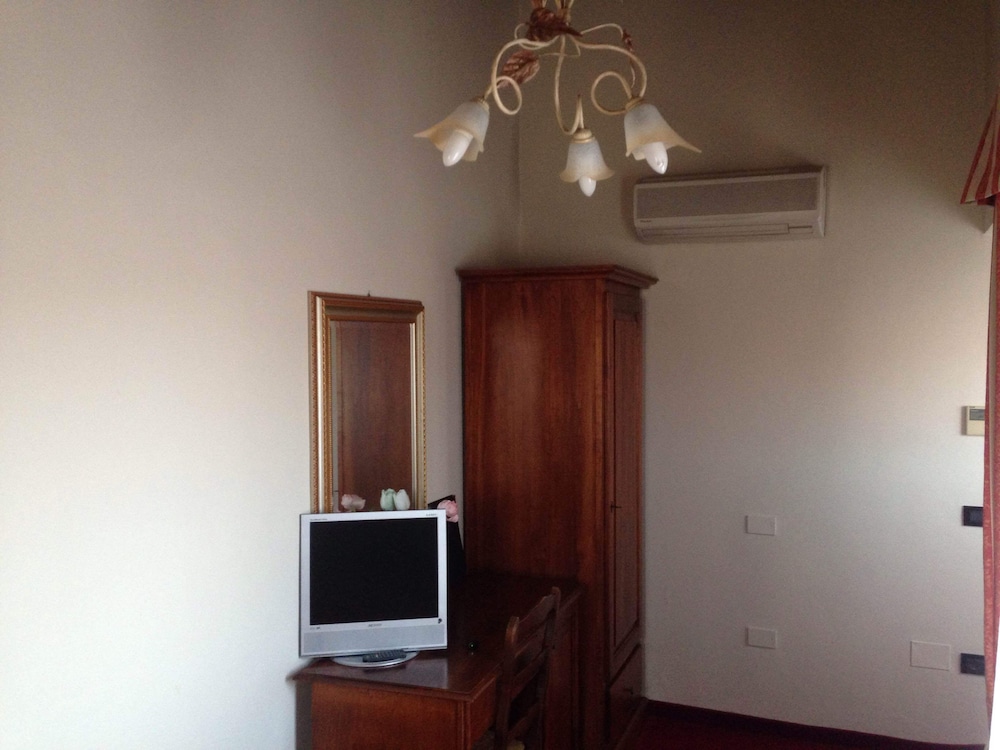 Hotel Di Stefano — Hotel rooms in Pisa, Tuscany