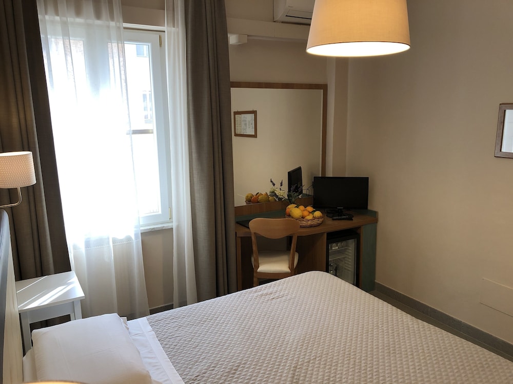 Hotel Di Stefano — Hotel rooms in Pisa, Tuscany