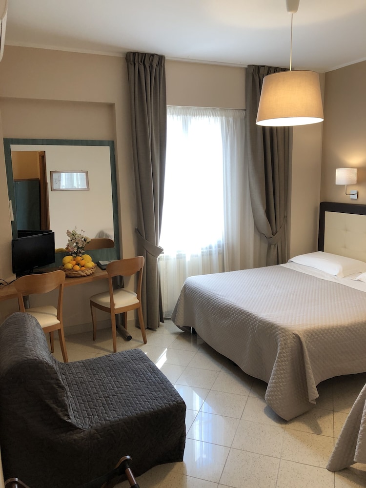 Hotel Di Stefano — Hotel rooms in Pisa, Tuscany