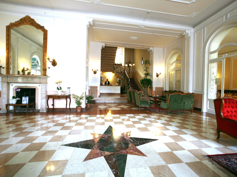 Hotel Excelsior Splendide — Hotel building in Bellagio, Lombardy