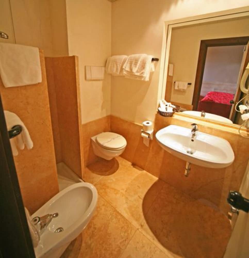Hotel La Paul — Hotel rooms in Sirmione, Lombardy