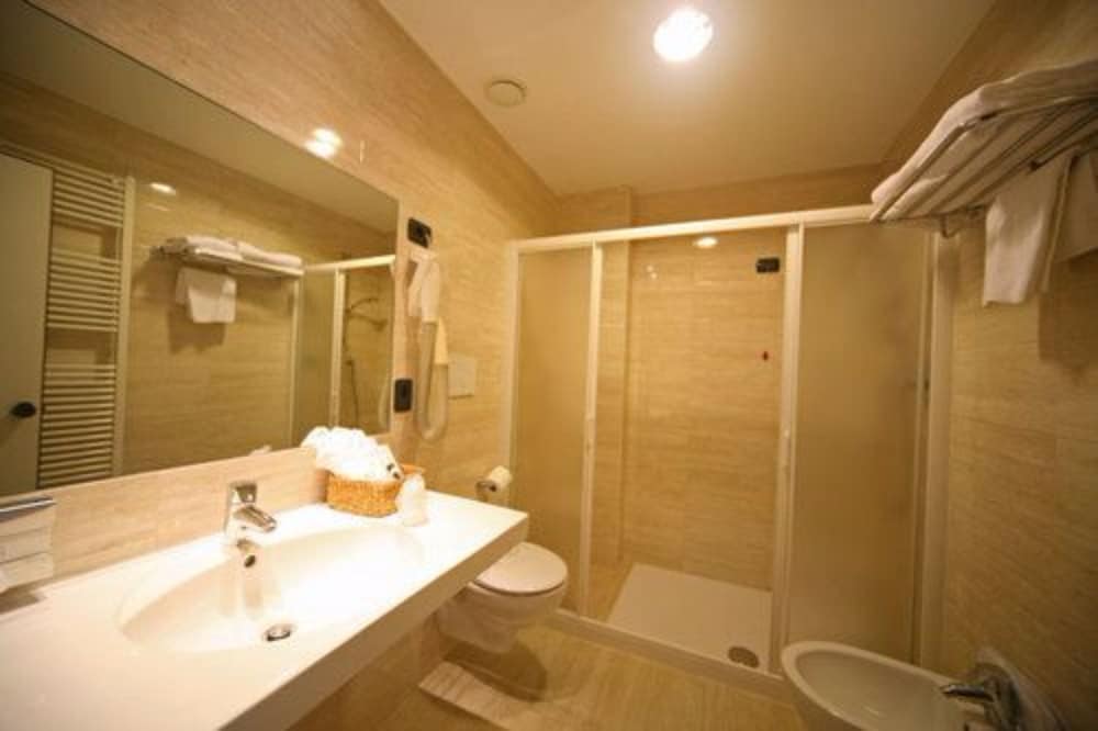 Hotel La Paul — Hotel rooms in Sirmione, Lombardy