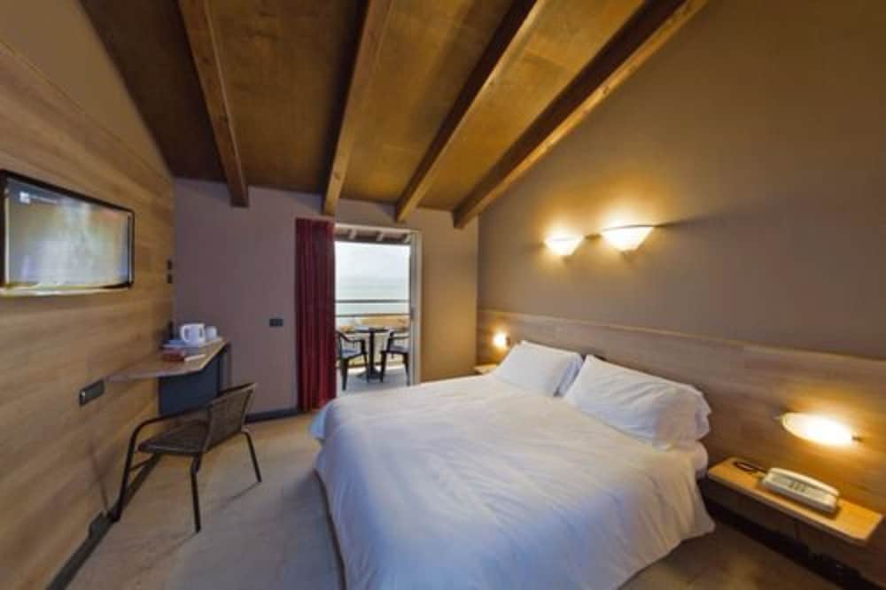 Hotel La Paul — Hotel rooms in Sirmione, Lombardy