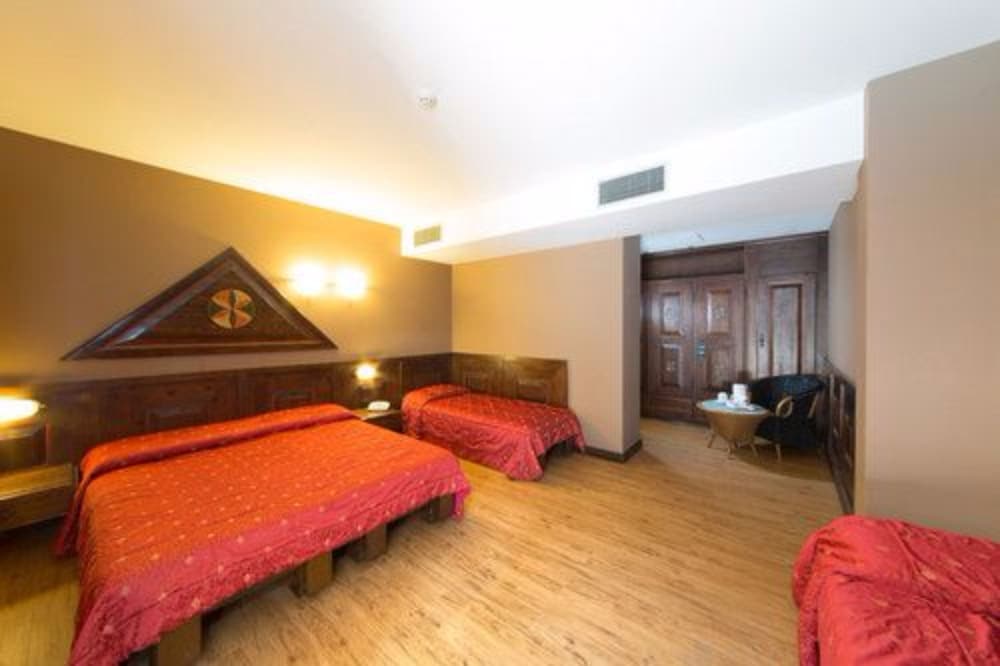 Hotel La Paul — Hotel rooms in Sirmione, Lombardy