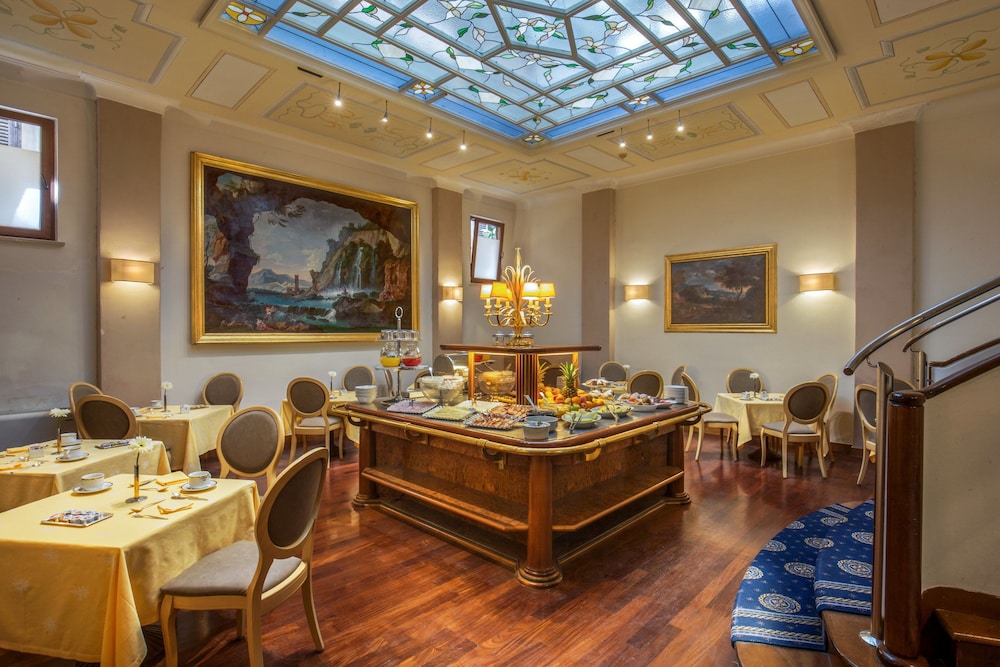 Hotel La Residenza — Hotel rooms in Rome, Lazio