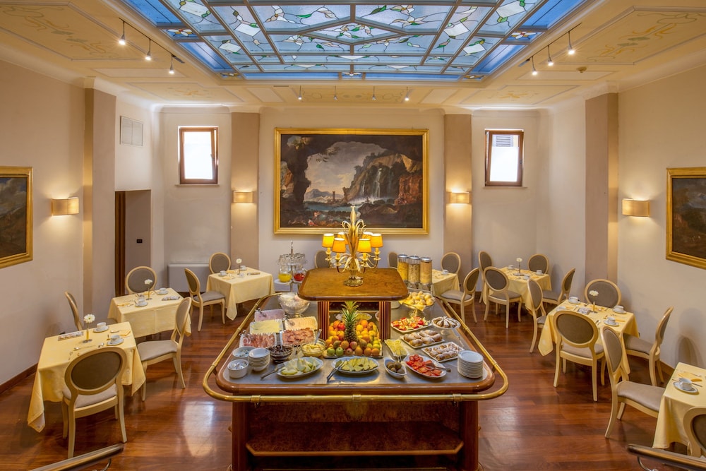 Hotel La Residenza — Hotel rooms in Rome, Lazio