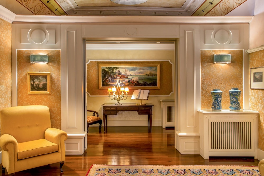 Hotel La Residenza — Hotel rooms in Rome, Lazio