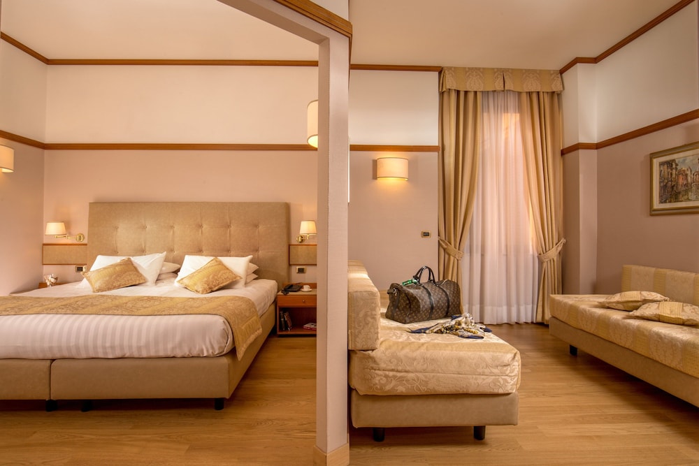 Hotel La Residenza — Hotel rooms in Rome, Lazio