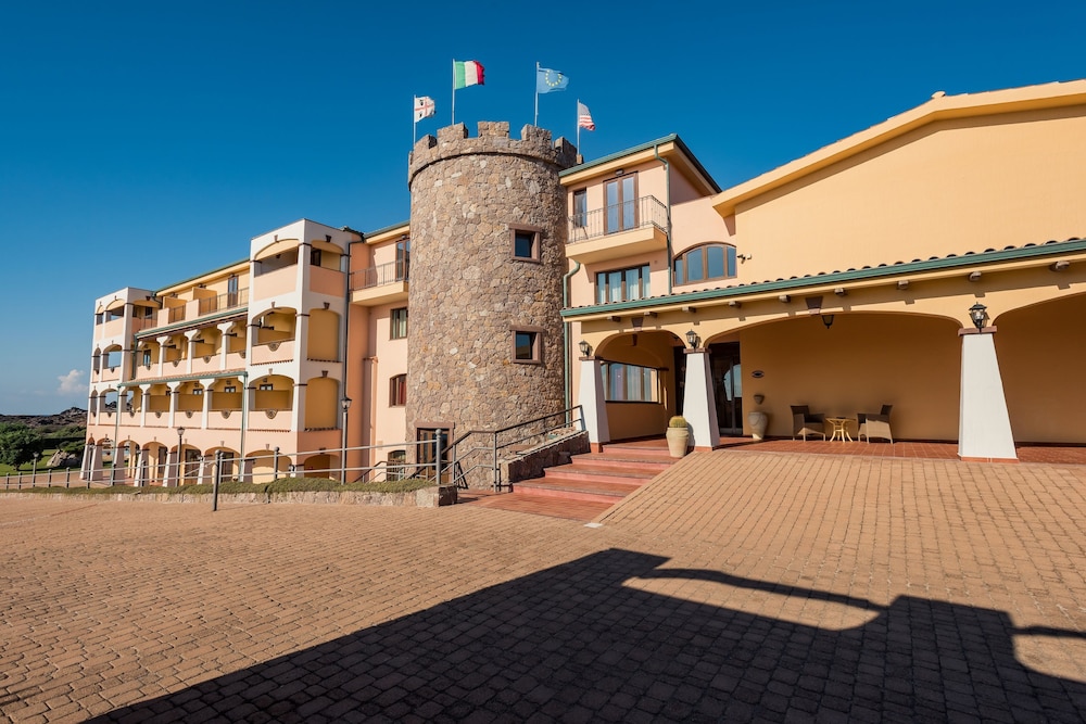 Hotel Lido degli Spagnoli — Hotel building in Portoscuso, Sardinia