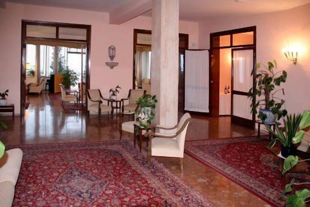 Hotel Mediterranee — Hotel building in Taormina, Sicily