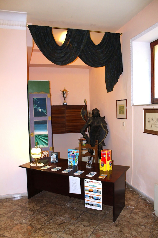 Hotel Mediterranee — Hotel building in Taormina, Sicily