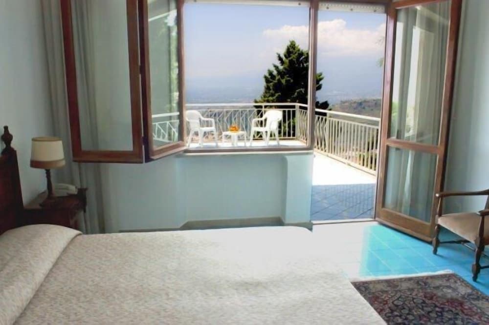 Hotel Mediterranee — Hotel rooms in Taormina, Sicily
