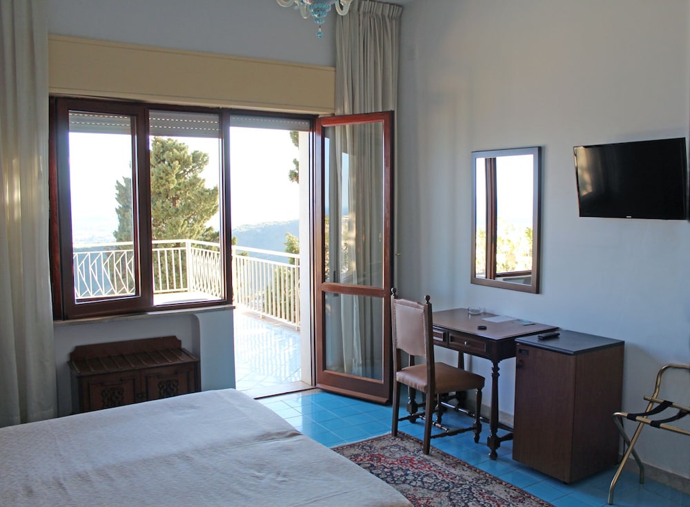 Hotel Mediterranee — Hotel rooms in Taormina, Sicily