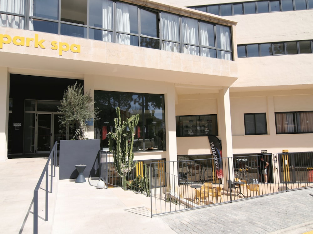 Cabot Pollensa Park Spa - Family Resort — Hotel building in Puerto Pollensa, Balearic Islands