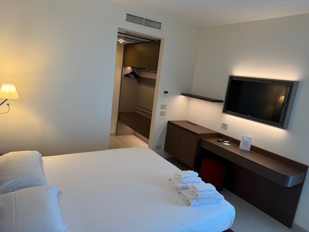 Hotel Porto Azzurro — Hotel rooms in Sirmione, Lombardy