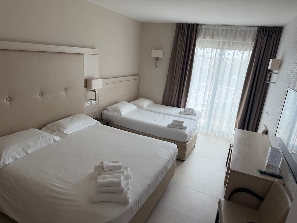 Hotel Porto Azzurro — Hotel rooms in Sirmione, Lombardy