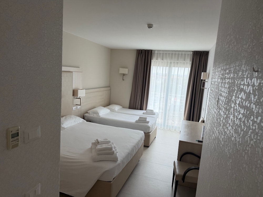 Hotel Porto Azzurro — Hotel rooms in Sirmione, Lombardy