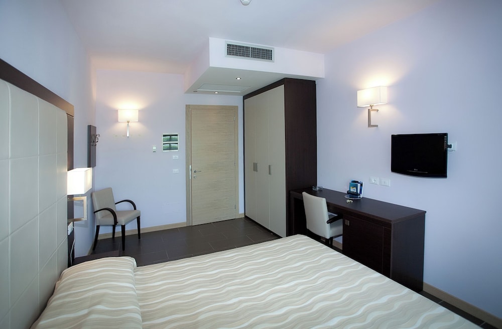 Hotel Porto Azzurro — Hotel rooms in Sirmione, Lombardy