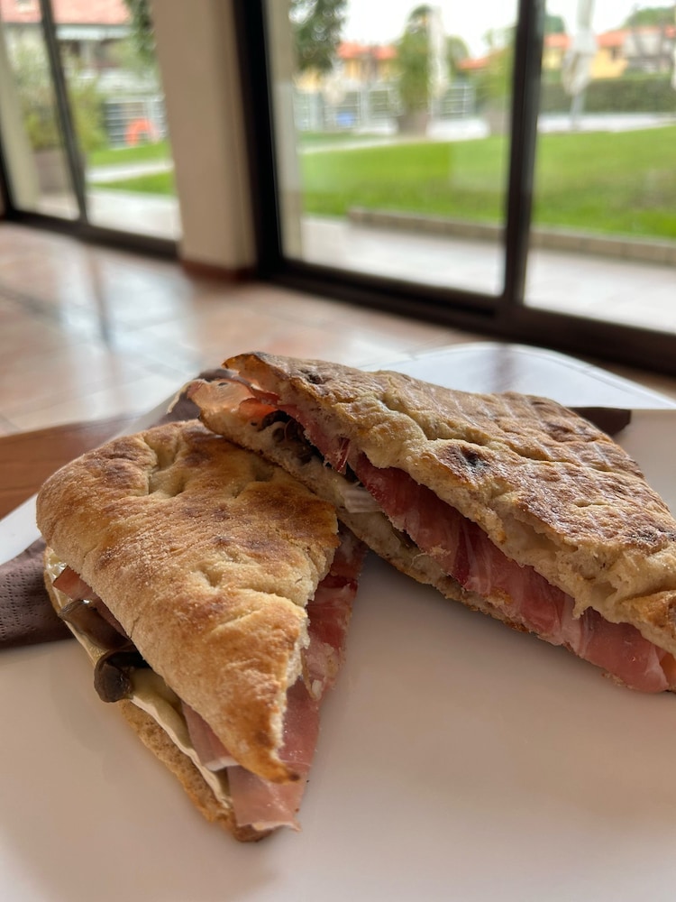 Hotel Porto Azzurro — Restaurant & bars in Sirmione, Lombardy