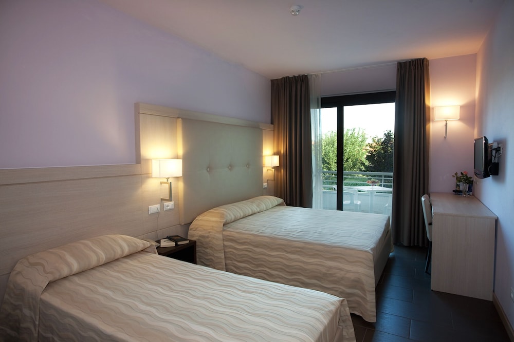 Hotel Porto Azzurro — Hotel rooms in Sirmione, Lombardy