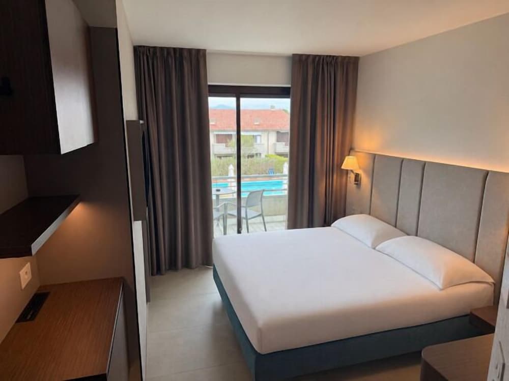 Hotel Porto Azzurro — Hotel rooms in Sirmione, Lombardy
