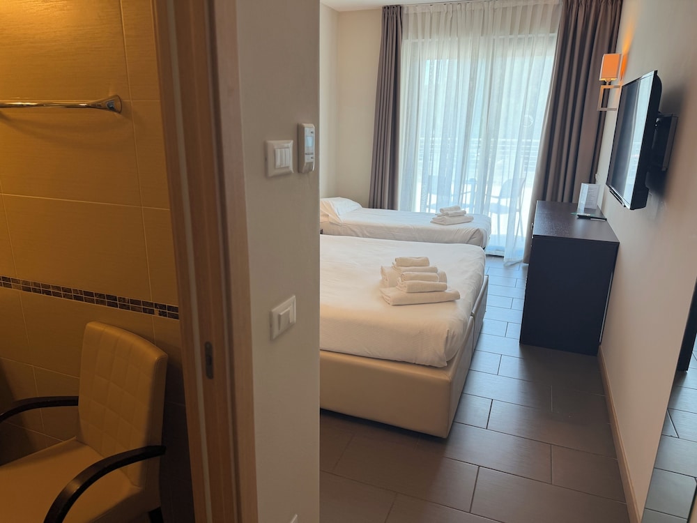 Hotel Porto Azzurro — Hotel rooms in Sirmione, Lombardy
