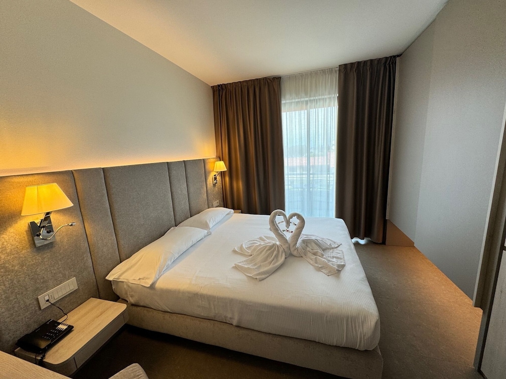 Hotel Porto Azzurro — Hotel rooms in Sirmione, Lombardy