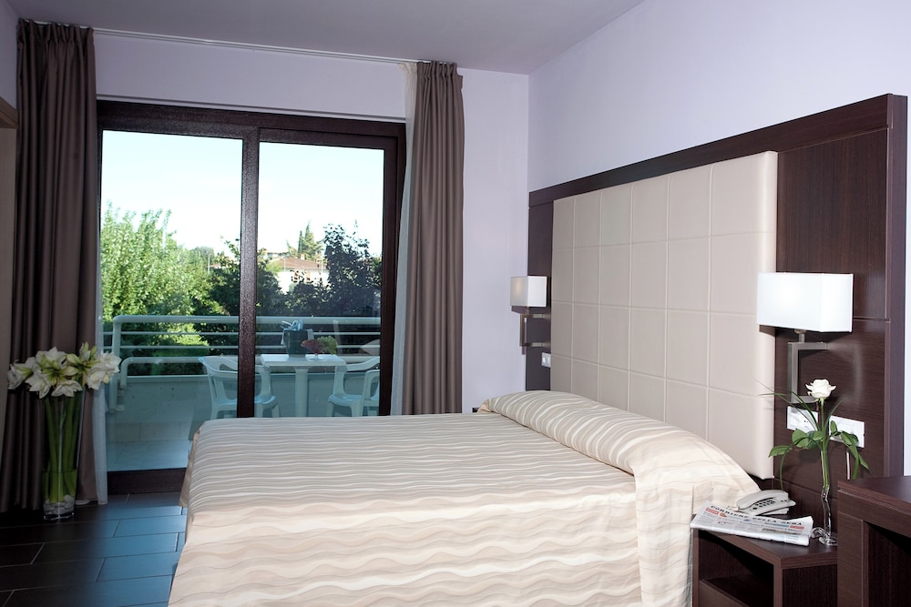 Hotel Porto Azzurro — Hotel rooms in Sirmione, Lombardy
