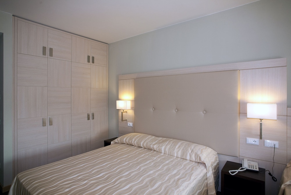 Hotel Porto Azzurro — Hotel rooms in Sirmione, Lombardy