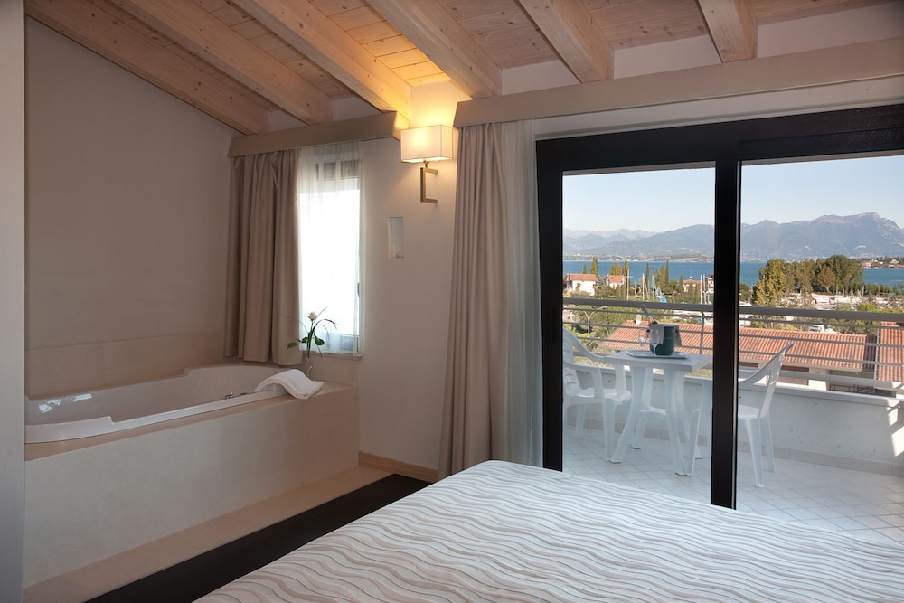 Hotel Porto Azzurro — Hotel rooms in Sirmione, Lombardy