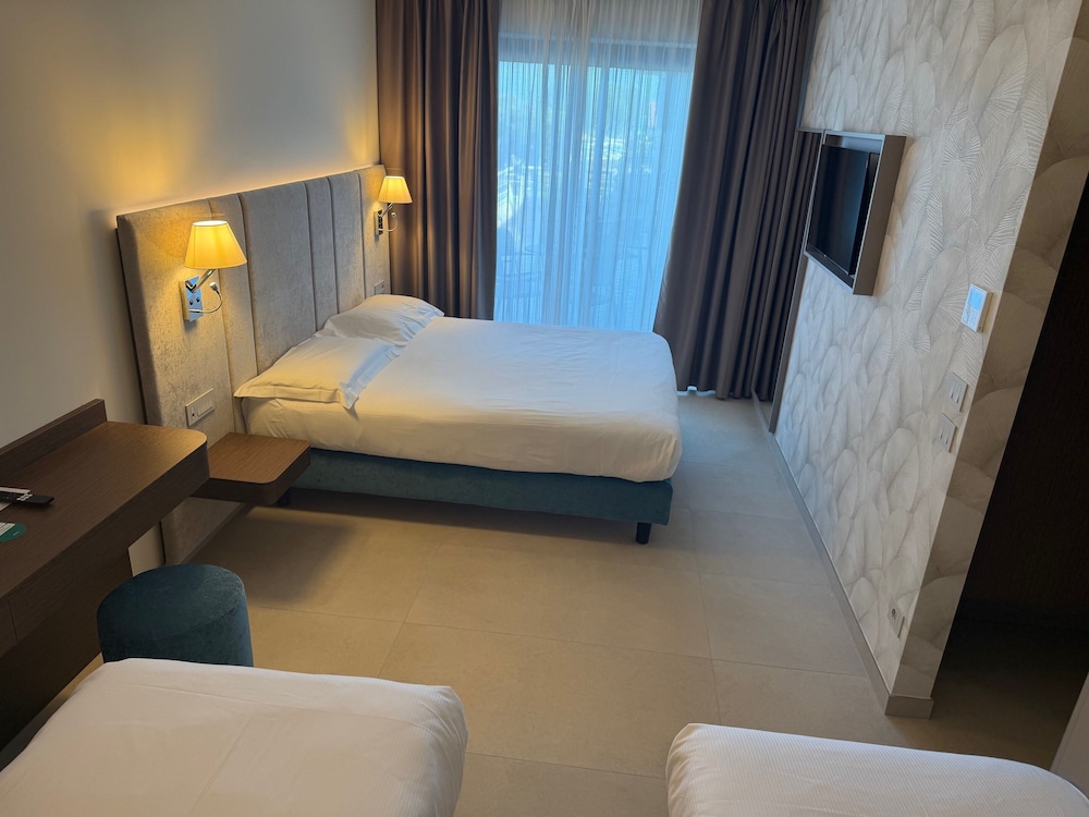 Hotel Porto Azzurro — Hotel rooms in Sirmione, Lombardy