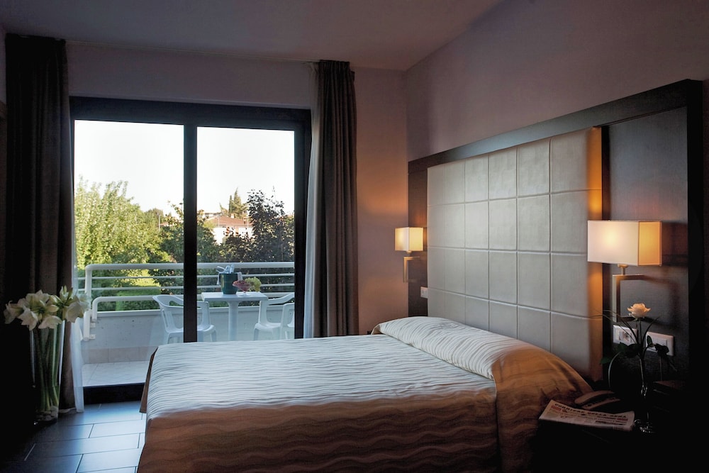Hotel Porto Azzurro — Hotel rooms in Sirmione, Lombardy