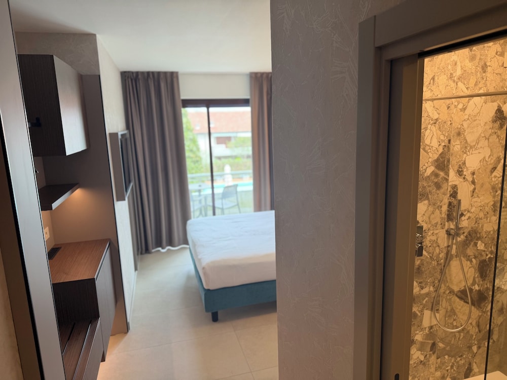 Hotel Porto Azzurro — Hotel rooms in Sirmione, Lombardy