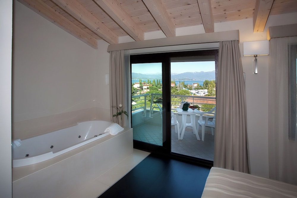 Hotel Porto Azzurro — Hotel rooms in Sirmione, Lombardy
